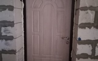 металлическая антивандальная дверь на дачу с порошковым покрытием снаружи, внутри МДФ