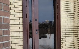 двустворчатая дверь в загородный дом со стеклопакетами и отделкой МДФ