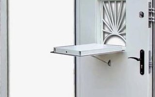 стальная дверь в кассу, модель ДКАС-6 с ручкой на планке и зарешеченным окном