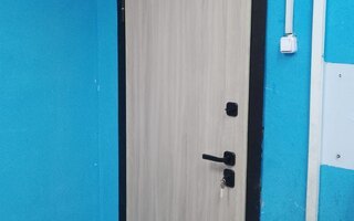 стальная дверь с внутренней отделкой ламинатом
