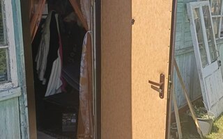 внутренняя отделка недорогой входной двери из винилискожи