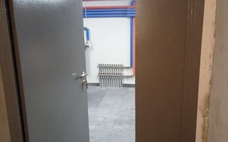 недорогая тамбурная дверь с боковой и верхней вставками
