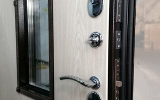 входная дверь с двумя сувальдными замками и поворотной задвижкой