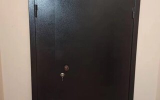 тамбурная стальная дверь с боковой распашной створкой