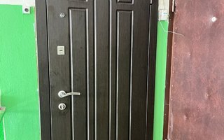 металлическая дверь для квартиры с двумя замками и поворотной задвижкой