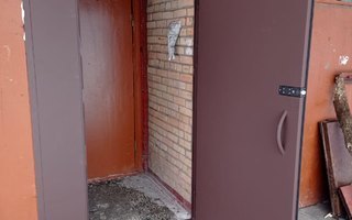 входная дверь в подъезд с кодовым замком, окрас нитроэмаль - внутренняя сторона