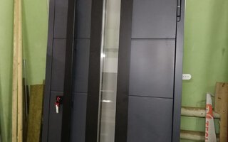 металлическая входная дверь с рейлингом