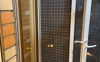 решетка антикошка установлена на одну створку двустворчатого окна